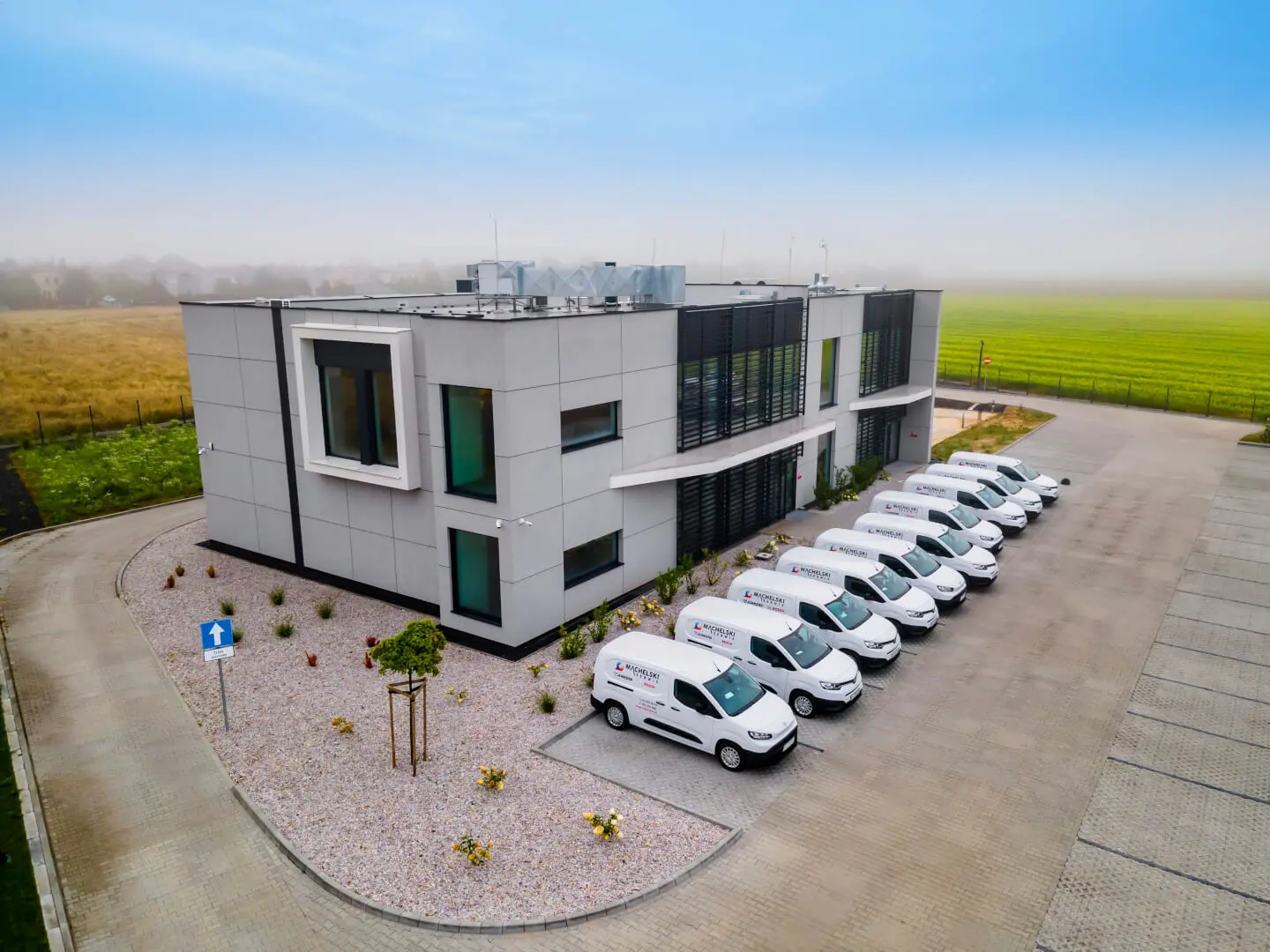 Siedziba autoryzowanego serwisu Junkers Bosch w Skórzewie koło Poznania z flotą samochodów serwisowych